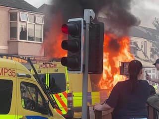 चाकू हमले के बाद इंग्लैंड में भड़के दंगे, कार-बस में लगाई आग, 40 पुलिसकर्मी घायल