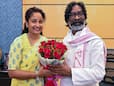 PHOTOS: फिर से CM बने हेमंत सोरेन को पत्नी ने दिए फूल, पिता के छुए पांव, ऐसे संभाला कार्यभार PHOTOS: फिर से CM बने हेमंत सोरेन को पत्नी ने दिए फूल, पिता के छुए पांव, ऐसे संभाला कार्यभार