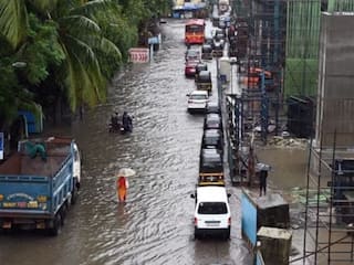 Mumbai Rain: शहर जलमग्न, लोकल ट्रेनें प्रभावित... मुंबई शहर में बारिश से बुरा हाल- कई स्कूल बंद