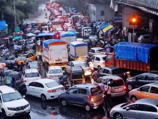 मुंबई के लोगों को बारिश से राहत नहीं, जलभराव-ट्रैफिक जाम कर रहा परेशान- कई इलाकों में हाई टाइड का अलर्ट