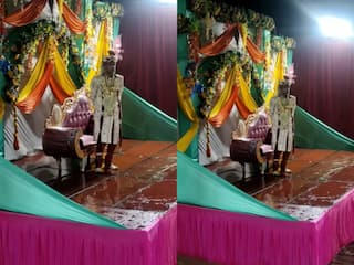 Dulhe Ka Video: बारिश ने फेर दिया अरमानों पर पानी, मगर दूल्हे की मायूसी पर पिघल गया इंटरनेट | देखें वीडियो