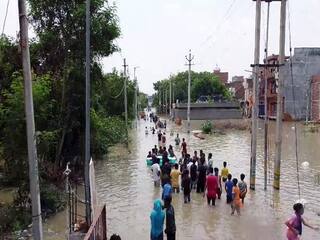 उत्तर पश्चिमी दिल्ली का बवाना बिना बारिश के डूबा, लोग घरों में कैद, नहर में आई दरार भरने की कोशिश जारी