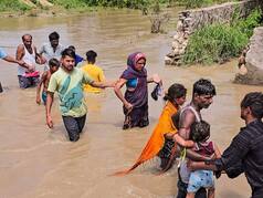 टूटा बैराज तो मची आफत, बवाना की जेजे कॉलोनी के घरों, सड़कों, और स्कूल में भरा पानी  | देखें PHOTOS