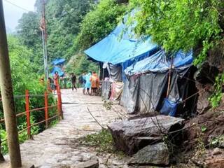 केदारनाथ पैदल मार्ग पर पहाड़ी से गिरी चट्टानों की चपेट में आकर 3 लोगों की मौत, 8 घायल