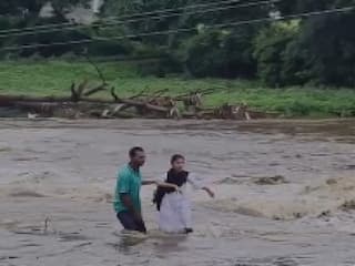 युवक ने दिखाई गजब की बहादुरी, बाढ़ के बीच फंसी छात्रा को बचाकर ही दम लिया
