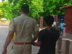 Trending Video: पुलिस जवान संग हथकड़ी में ताजमहल देखने पहुंचा कैदी | देखिए वायरल वीडियो