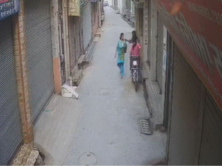 OMG! बदमाशों ने दिनदहाड़े छीन लिया महिला का पर्स, सीसीटीवी में कैद हुई घटना