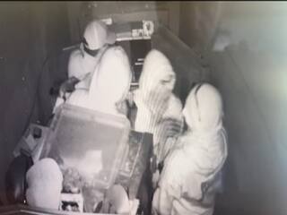 Chori Ka Video: जूलरी शॉप को लूटकर जश्न मनाने लगे चोर, सीसीटीवी में कैद हुआ सब कुछ | देखें वीडियो