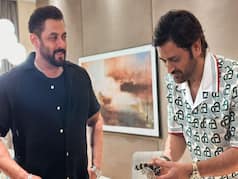 MS Dhoni की बर्थडे पार्टी में पहुंचे सलमान खान, कुछ अलग अंदाज में दी बधाई Video