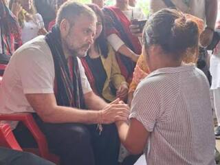 राहुल गांधी पहुंचे असम, यहां रह रहे मणिपुर हिंसा प्रभावितों से की मुलाकात- बाढ़ पीड़ितों का भी जाना दुख-दर्द