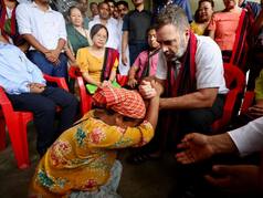 किसी को रोने के लिए दिया कंधा, किसी के सिर पर रखा हाथ... राहुल गांधी ने इस तरह की असम-मणिपुर प्रभावितों से मुकालात