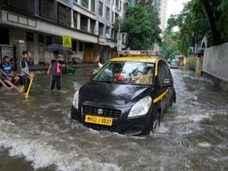 मुंबई को बारिश से राहत नहीं, आज भी IMD ने जारी किया रेड अलर्ट- कई ट्रेन और फ्लाइट्स रद्द