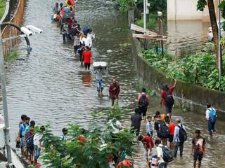 Mumbai Rain Alert LIVE Update: स्कूल बंद, एग्जाम कैंसिल, मुंबई की बारिश से ट्रेन और फ्लाइट्स पर भी असर- जानें हर अपडेट