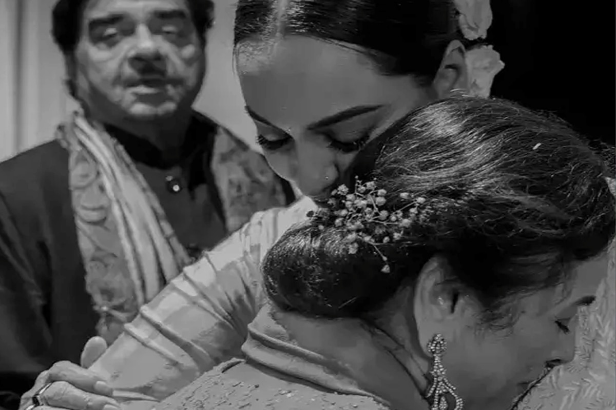 विदाई पर मां को रोता देख बेटी को आई घर की याद, सोनाक्षी की फोटोज़ पर लोगों ने किए भद्दे कमेंट्स