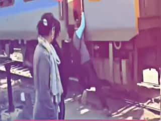 Train Ka Video: चलती ट्रेन पकड़ना शख्स को पड़ गया भारी, ऐसा सबक मिला कभी भूल नहीं पाएगा | देखें वीडियो