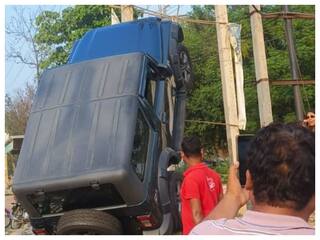 गुड़गांव में बिजली के पोल पर चढ़ी थार: तेज रफ्तार Honda Amaze ने मारी पीछे से टक्कर | VIDEO