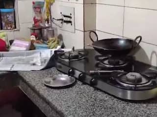 Noida News: नोएडा के चोर भी ले रहे हैं मौसम के मजे, ताला तोड़ पहले बनाकर खाए पकौड़े फिर की लाखों की चोरी