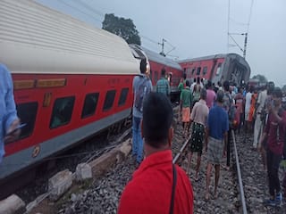 Two Killed, 20 Injured as 18 Coaches of Mumbai-Howrah Train Derail in Jharkhand | Live Updates