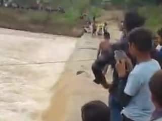 OMG! अचानक पानी में बह गई बोलेरो, जान बचाने के लिए कूद गया चालक