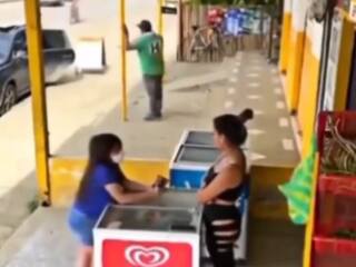 Viral Video Today: बच्ची को किडनैप कर ही लेता बदमाश, मगर 'देवदूत' ने बचा लिया | देखें वीडियो