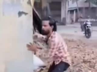 Funny Video: दबे पांव पड़ोसी की लड़ाई देखने पहुंचा था शख्स, मगर जो हुआ ताउम्र याद रखेगा | देखें वीडियो