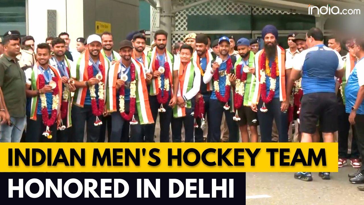 Indian men   s hockey team receives grand welcome at Delhi Airport after bagging Bronze at Olympics