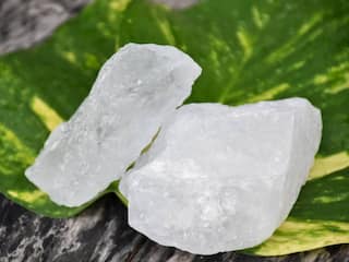 फिटकरी को चेहरे पर लगाना कितना सुरक्षित है? जानें फायदे और नुकसान