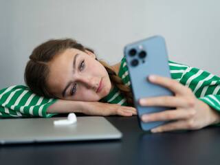 मोबाइल फोन की ये आदतें बढ़ा सकती हैं एंग्जाइटी, जानें कैसे बचें