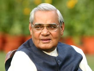 Atal Bihari Vajpayee Death Anniversary: आदमी की पहचान उसके धन या पद से नहीं...अटल बिहारी वाजपेयी के हिम्मत देने वाले कोट्स