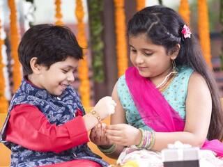 Raksha Bandhan Wishes in Hindi: अपने भाई-बहन को इन खूबसूरत संदेशों से दें रक्षाबंधन की शुभकामनाएं