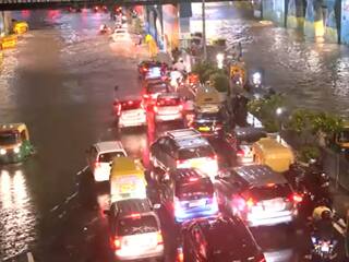 दिल्ली-NCR में बारिश ने रोकी गाड़ियों की रफ्तार, कई जगह लगा लंबा जाम