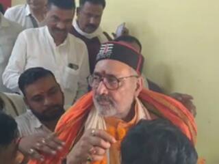 Bihar News: बेगूसराय में शख्स ने गिरिराज सिंह पर चलाया मुक्का, पुलिस ने दबोचा