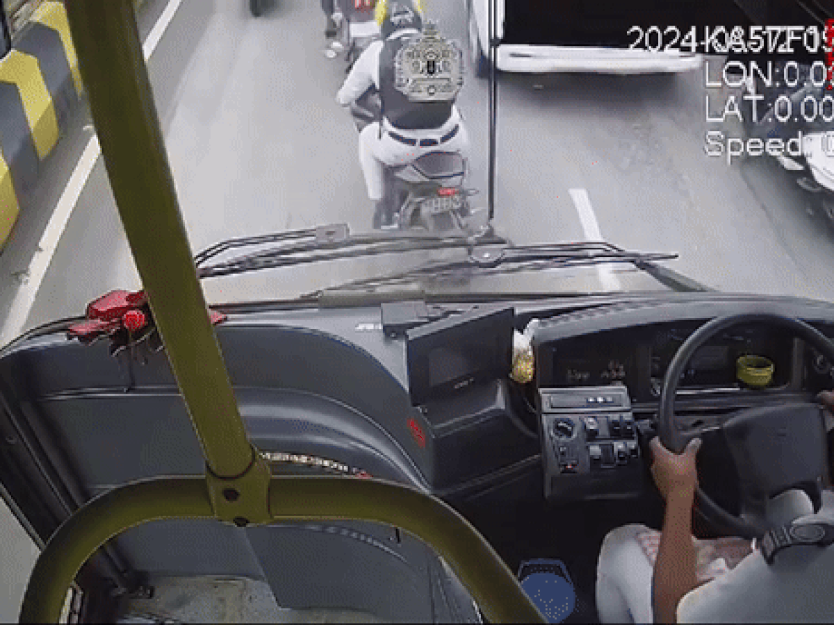 फ्लाईओवर पर लगा था जाम, Volvo बस के ड्राइवर ने खो दिया नियंत्रण और... | VIDEO देख दिल दहल जाएगा