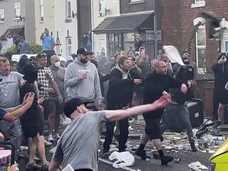 ब्रिटेन में अप्रवासियों के खिलाफ हिंसक प्रदर्शन, पुलिस पर ईंट-पत्थरों से हमला, PM स्टार्मर ने दी चेतावनी