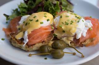 Learn How To Make Smoked Salmon Eggs Benedict