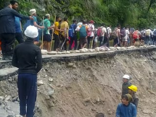 केदारनाथ-गौरीकुंड में अभी भी फंसे हैं 1300 तीर्थयात्री, 10 हजार से अधिक को किया गया रेस्क्यू, बचाव अभियान जारी