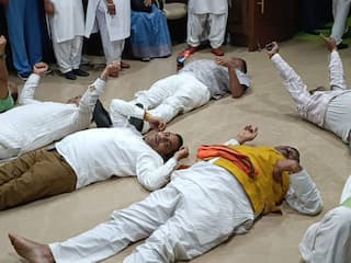 झारखंड : विधानसभा के फर्श पर सोकर बिताई रात, अब हंगामें के बाद सदन से निलंबित हुए BJP के 18 विधायक