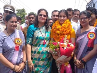 शादी के सवाल पर शरमा गईं मनु भाकर... झज्जर पहुंचने पर हुआ जोरदार स्वागत- VIDEO