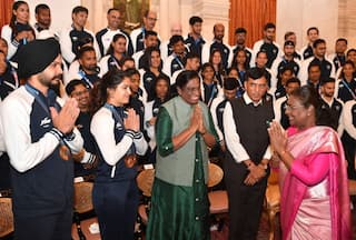 President Droupadi Murmu Meets Indian Olympics Contingent, Hails Players Performance – WATCH