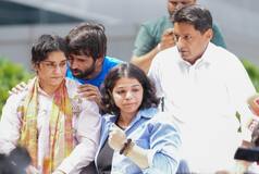 VIDEO: विनेश फोगाट आंखों में आंसू लेकर भारत लौटीं, भारत माता की जय के नारों के बीच दिल्ली एयरपोर्ट पर चैंपियन जैसा स्वागत