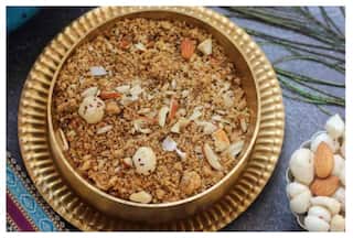 Janmashtami 2024 Bhog: बिना धनिया पंजीरी के अधूरी है कान्हा की पूजा, जानें इसे बनाने का आसान तरीका