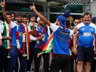 ब्रॉन्ज मेडल जीतकर घर लौटी भारतीय हॉकी टीम, ढोल - नगाड़ों के साथ दिल्ली एयरपोर्ट पर हुआ स्वागत