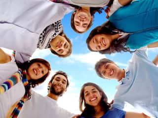 International Friendship Day 2024: रविवार को भी काम पर जाना है? दफ्तर में ऐसे मनाएं फ्रेंडशिप डे!