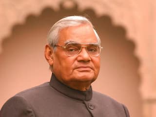 Atal Bihari Vajpayee Quotes: टूटे हुए सपनों की कौन सुने सिसकी...अटल बिहारी वाजपेयी की 10 प्रेरक कविताएं