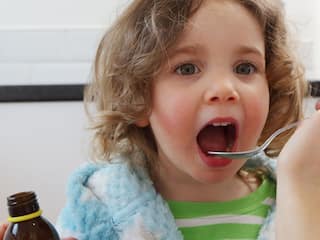 दवा की शीशी खोलने के कितने दिनों बाद तक बच्चों को पिलाना सुरक्षित है? जानें इसके बारे में