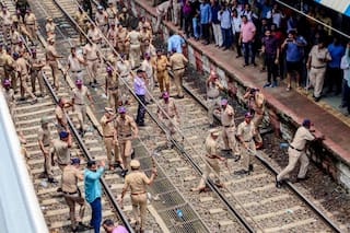 Badlapur Sexual Abuse: Train Services On Ambernath-Karjat Line Resume While Maharashtra Government Suspends 3 Cops