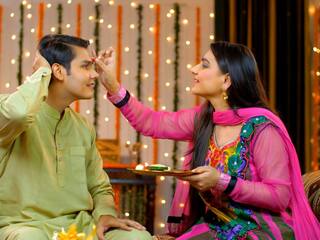 Raksha Bandhan 2024 Shubh Muhurat: रक्षाबंधन पर्व आज, इस शुभ समय में भाई की कलाई पर बांधें राखी