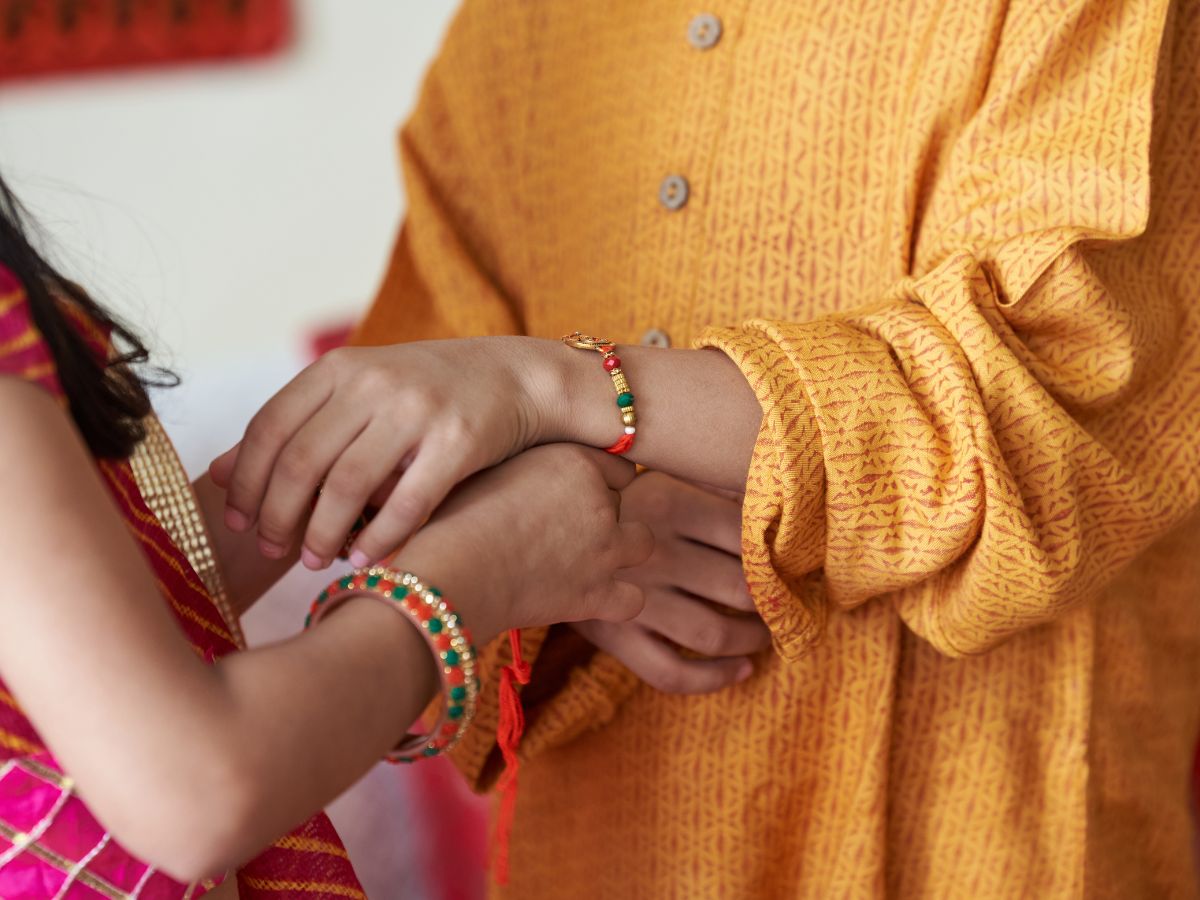 Raksha Bandhan 2024 Katha: किसने बंधवाई थी सबसे पहले राखी? जानिए रक्षाबंधन पर्व से जुड़ी पौराणिक कथाएं