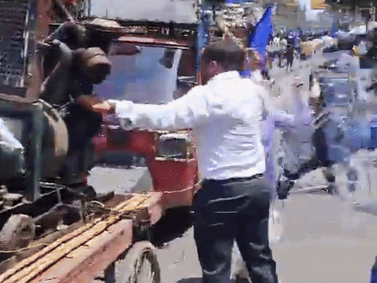 'गलती से मिस्टेक हो गया...' Bharat Bandh के दौरान पटना में SDM साहब पर ही चल गई पुलिस की लाठी | VIDEO