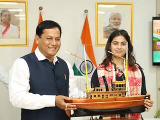 सर्बानंद सोनोवाल ने मनु भाकर को किया सम्मानित, 10 लाख रुपये का चेक सौंपा